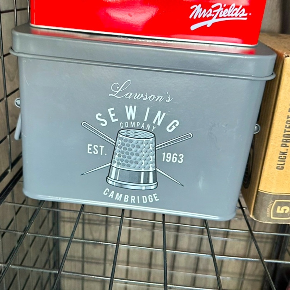 ROBELY sewing Cambridge 1963 Metal
Storage Box - Light Grey